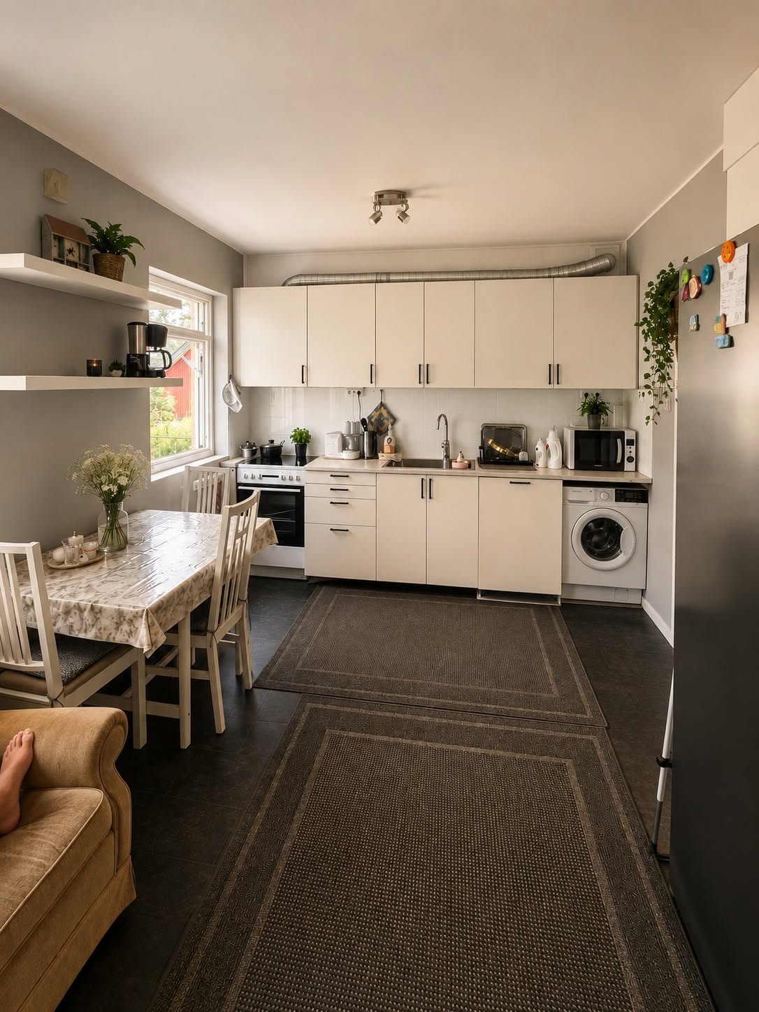 Nyrenoverat kök med matplats och tvättmaskin